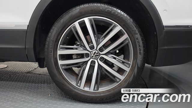 Volkswagen Tiguan Allspace 2.0 TSI Prestige 2022 — фото 21