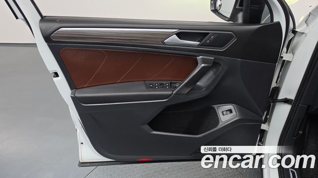 Volkswagen Tiguan Allspace 2.0 TSI Prestige 2022 — фото 24