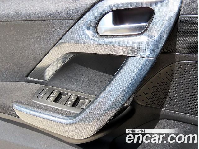 Peugeot 2008 1.6 e-HDi Feline L 2015 — фото 15