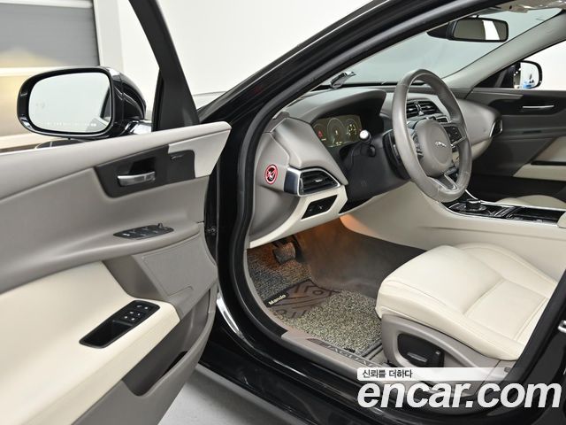 Jaguar XE 20d Prestige 2018 — фото 15