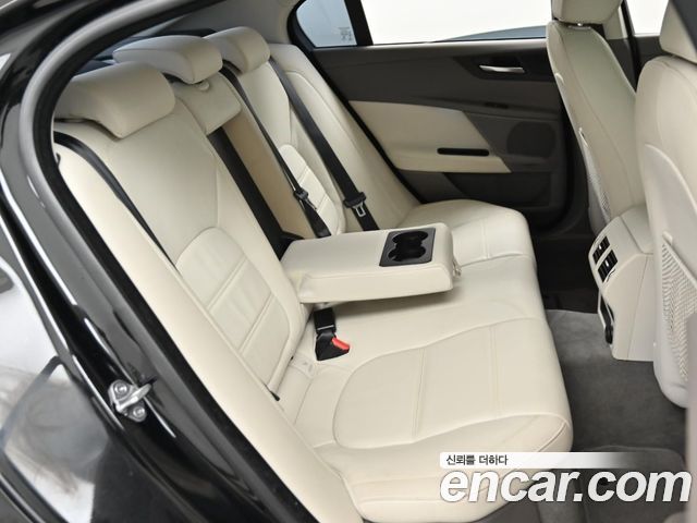 Jaguar XE 20d Prestige 2018 — фото 16
