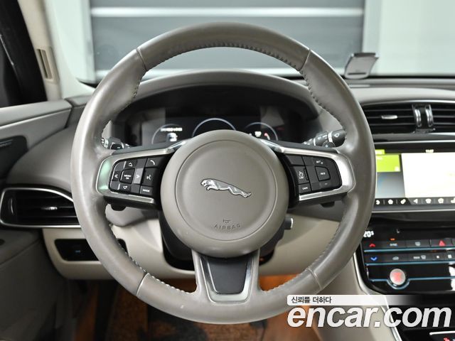 Jaguar XE 20d Prestige 2018 — фото 17