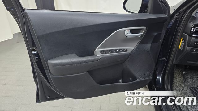 Kia Niro 1.6 HEV Luxury 2020 — фото 24