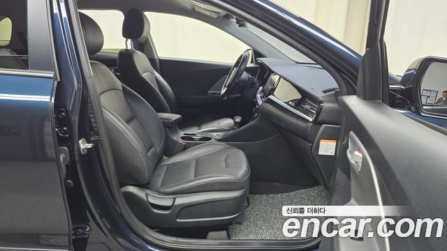 Kia Niro 1.6 HEV Luxury 2020 — фото 26