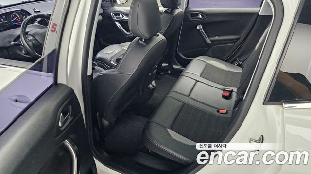 Peugeot 2008 1.6 BlueHDi Feline 2017 — фото 11
