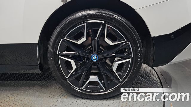 BMW iX xDrive50 Sports Plus 2022 — фото 21