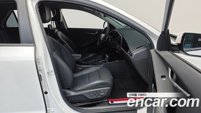 Kia Niro Prestige 2023 — фото 11