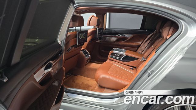 BMW 7 Series (G11) M760Li xDrive 2021 — фото 12