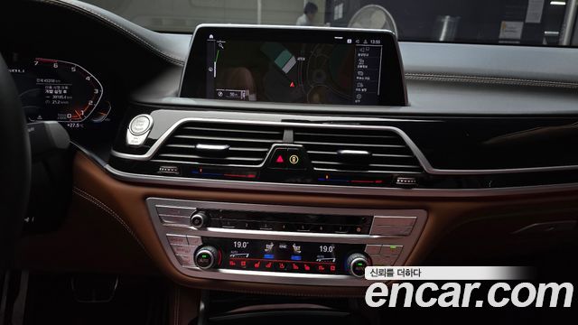 BMW 7 Series (G11) M760Li xDrive 2021 — фото 17