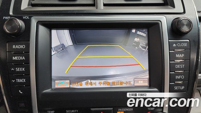 Toyota Camry Hybrid XLE 2013 — фото 16