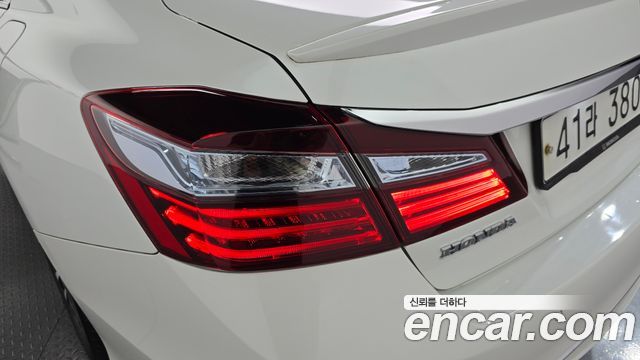 Honda Accord 2.0 Hybrid 9th 2017 — фото 23