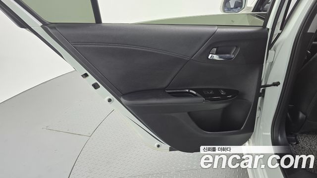 Honda Accord 2.0 Hybrid 9th 2017 — фото 25