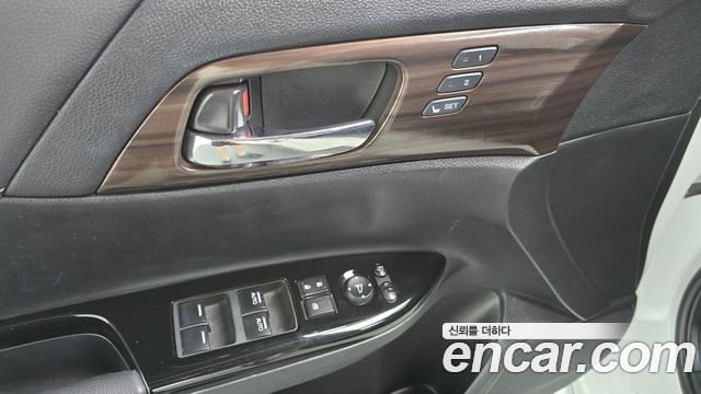 Honda Accord 2.0 Hybrid 9th 2017 — фото 27