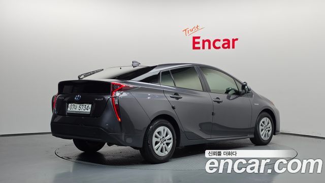 Toyota Prius (IV) 1.8 E 2018 — фото 2