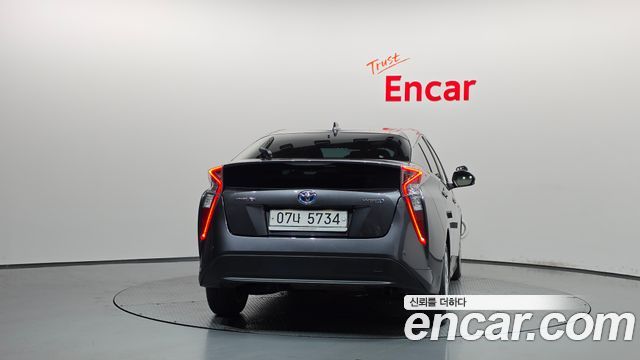 Toyota Prius (IV) 1.8 E 2018 — фото 4