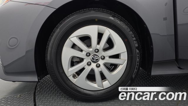 Toyota Prius (IV) 1.8 E 2018 — фото 5
