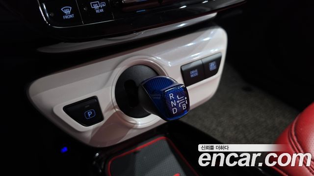 Toyota Prius (IV) 1.8 E 2018 — фото 9