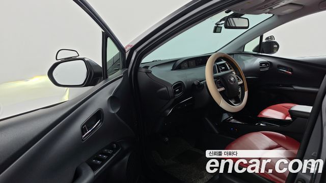 Toyota Prius (IV) 1.8 E 2018 — фото 10