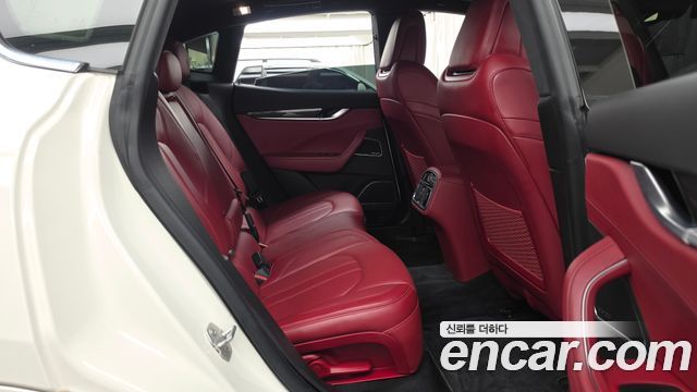 Maserati Levante 3.0 Diesel AWD Sport 2017 — фото 12
