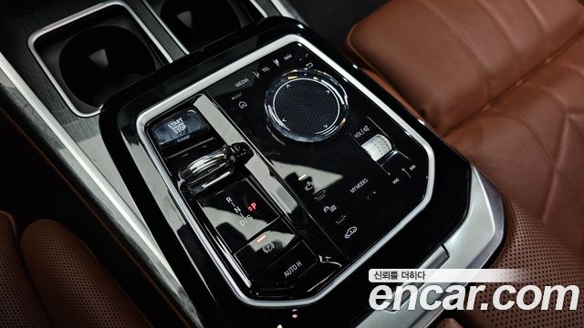 BMW 7 Series (G70) 740i sDrive M Sport 2023 — фото 9