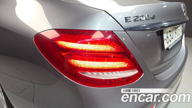 Mercedes-Benz E-Class (W213) E220d Exclusive 2018 — фото 23