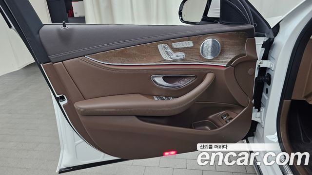 Mercedes-Benz E-Class (W213) E300e 4MATIC Exclusive 2020 — фото 24