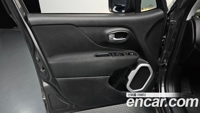 Jeep Renegade 2.4 Longitude 2021 — фото 30