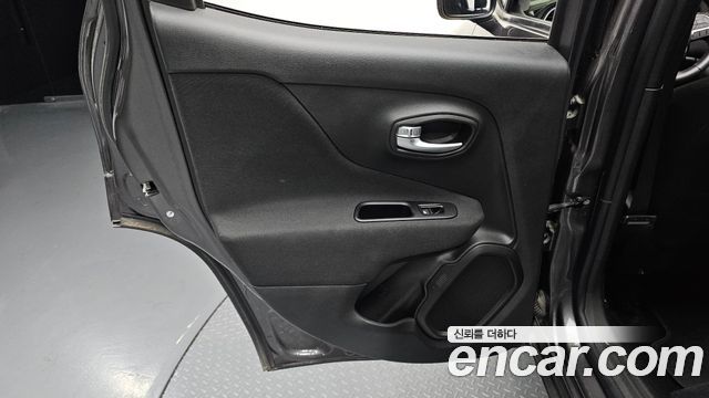 Jeep Renegade 2.4 Longitude 2021 — фото 31