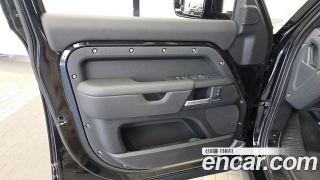Land Rover Defender (L663) 110 P300 X-Dynamic SE 2025 — фото 24