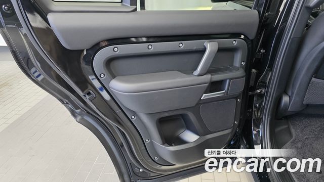 Land Rover Defender (L663) 110 P300 X-Dynamic SE 2025 — фото 25