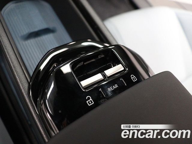 Volvo EX30 Ultra 2025 — фото 10