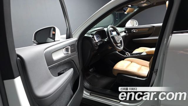 Volvo XC40 B4 Inscription 2022 — фото 10