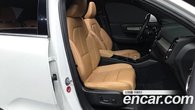 Volvo XC40 B4 Inscription 2022 — фото 11