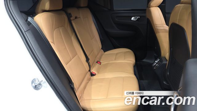 Volvo XC40 B4 Inscription 2022 — фото 12