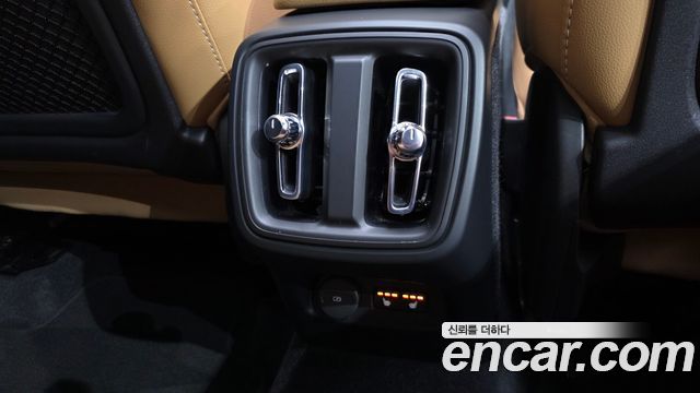 Volvo XC40 B4 Inscription 2022 — фото 18