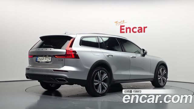 Volvo V60 Cross Country (II) B5 Pro AWD 2021 — фото 2