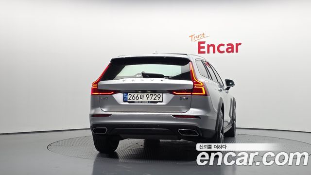 Volvo V60 Cross Country (II) B5 Pro AWD 2021 — фото 4