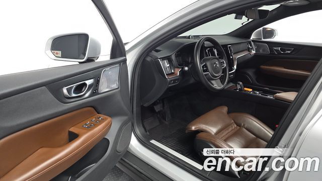 Volvo V60 Cross Country (II) B5 Pro AWD 2021 — фото 10