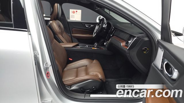 Volvo V60 Cross Country (II) B5 Pro AWD 2021 — фото 11