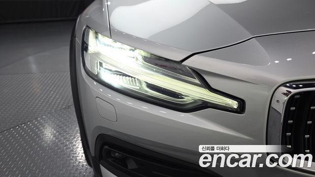 Volvo V60 Cross Country (II) B5 Pro AWD 2021 — фото 22