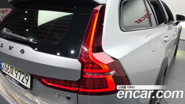 Volvo V60 Cross Country (II) B5 Pro AWD 2021 — фото 23