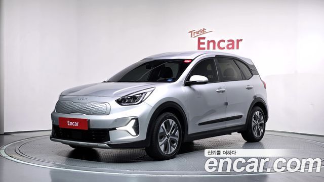 Kia Niro Plus Air 2023 — фото 1