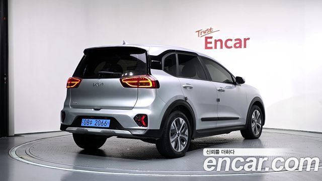 Kia Niro Plus Air 2023 — фото 2