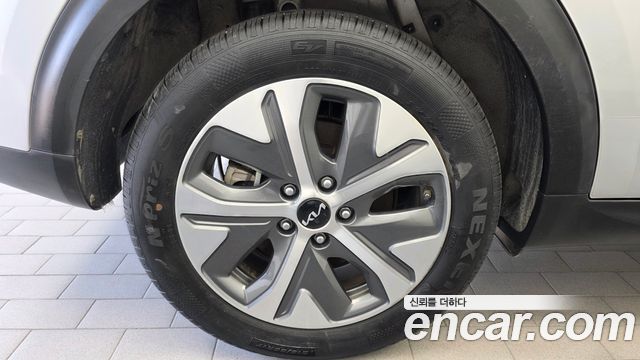 Kia Niro Plus Air 2023 — фото 5