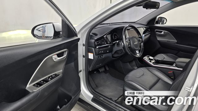 Kia Niro Plus Air 2023 — фото 10