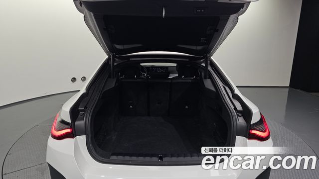 BMW i4 eDrive40 M Sports Pro 2022 — фото 17
