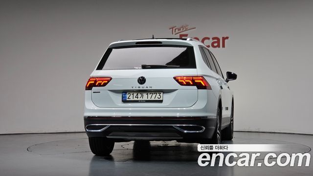 Volkswagen Tiguan Allspace 2.0 TSI Prestige 2023 — фото 4