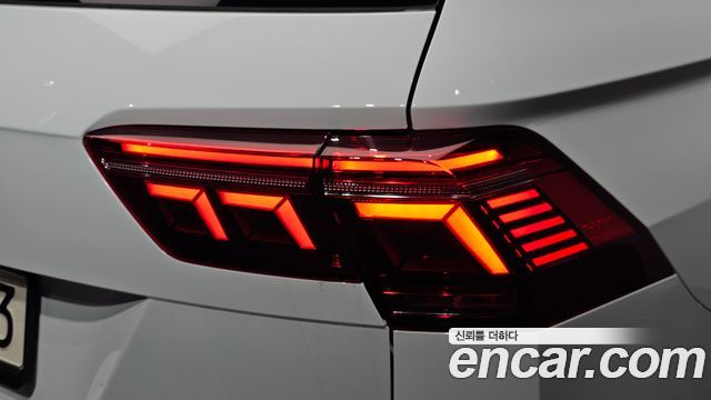 Volkswagen Tiguan Allspace 2.0 TSI Prestige 2023 — фото 23