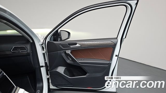 Volkswagen Tiguan Allspace 2.0 TSI Prestige 2023 — фото 24
