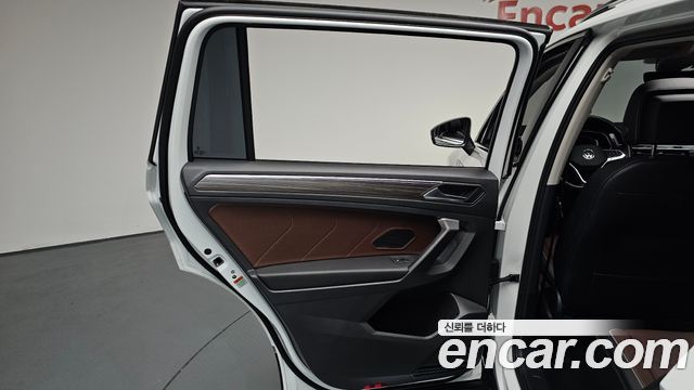 Volkswagen Tiguan Allspace 2.0 TSI Prestige 2023 — фото 25